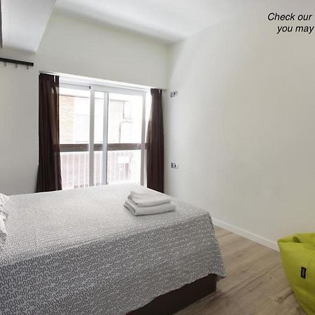 Gracia City Hostel Βαρκελώνη Εξωτερικό φωτογραφία A bedroom at the hotel