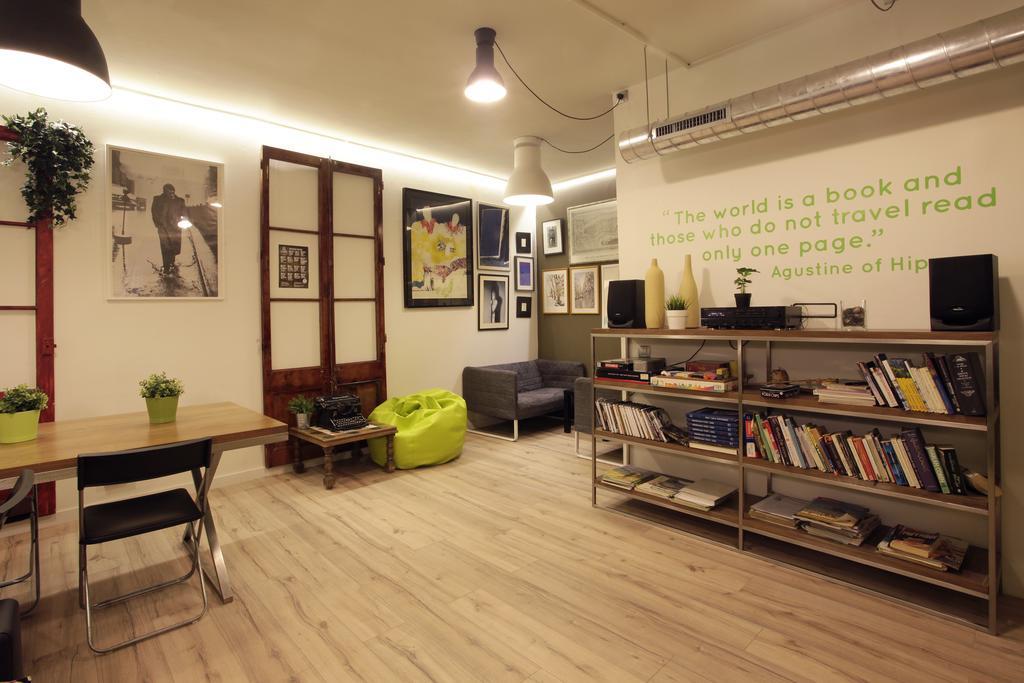 Gracia City Hostel Βαρκελώνη Εξωτερικό φωτογραφία Library