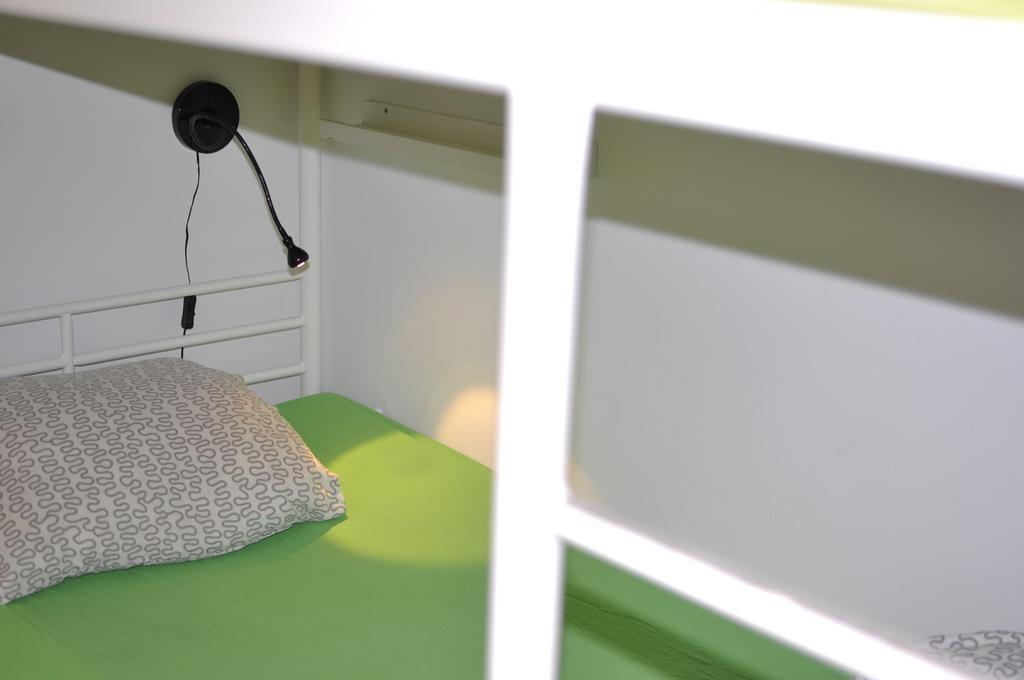Gracia City Hostel Βαρκελώνη Εξωτερικό φωτογραφία A microphone on a computer