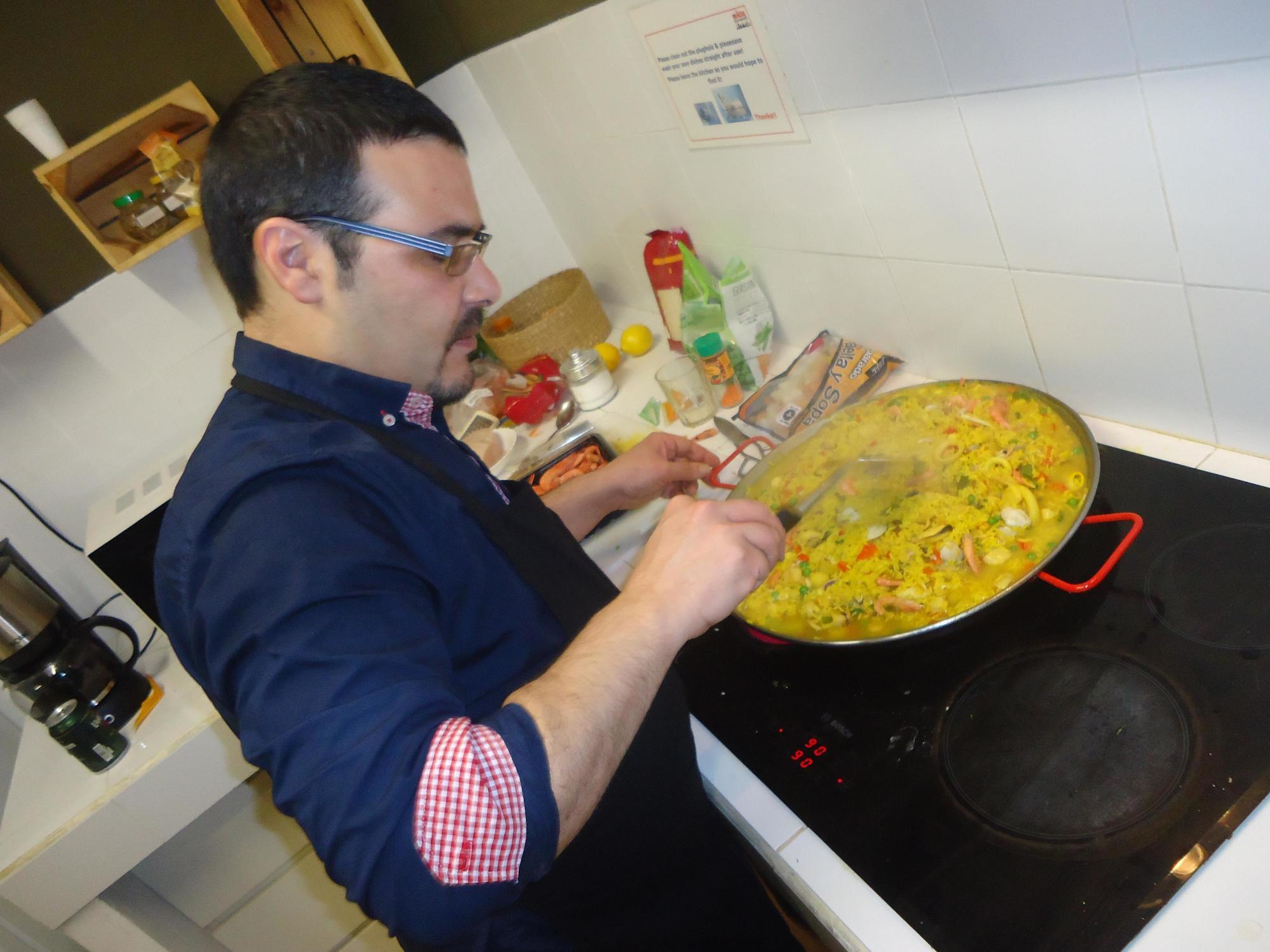 Gracia City Hostel Βαρκελώνη Εξωτερικό φωτογραφία A paella being stirred