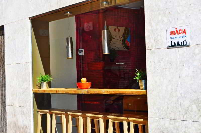 Gracia City Hostel Βαρκελώνη Εξωτερικό φωτογραφία A typical bar in Gràcia