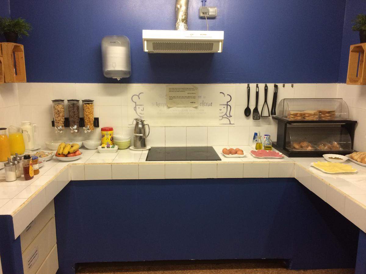 Gracia City Hostel Βαρκελώνη Εξωτερικό φωτογραφία A typical kitchen at a hostel