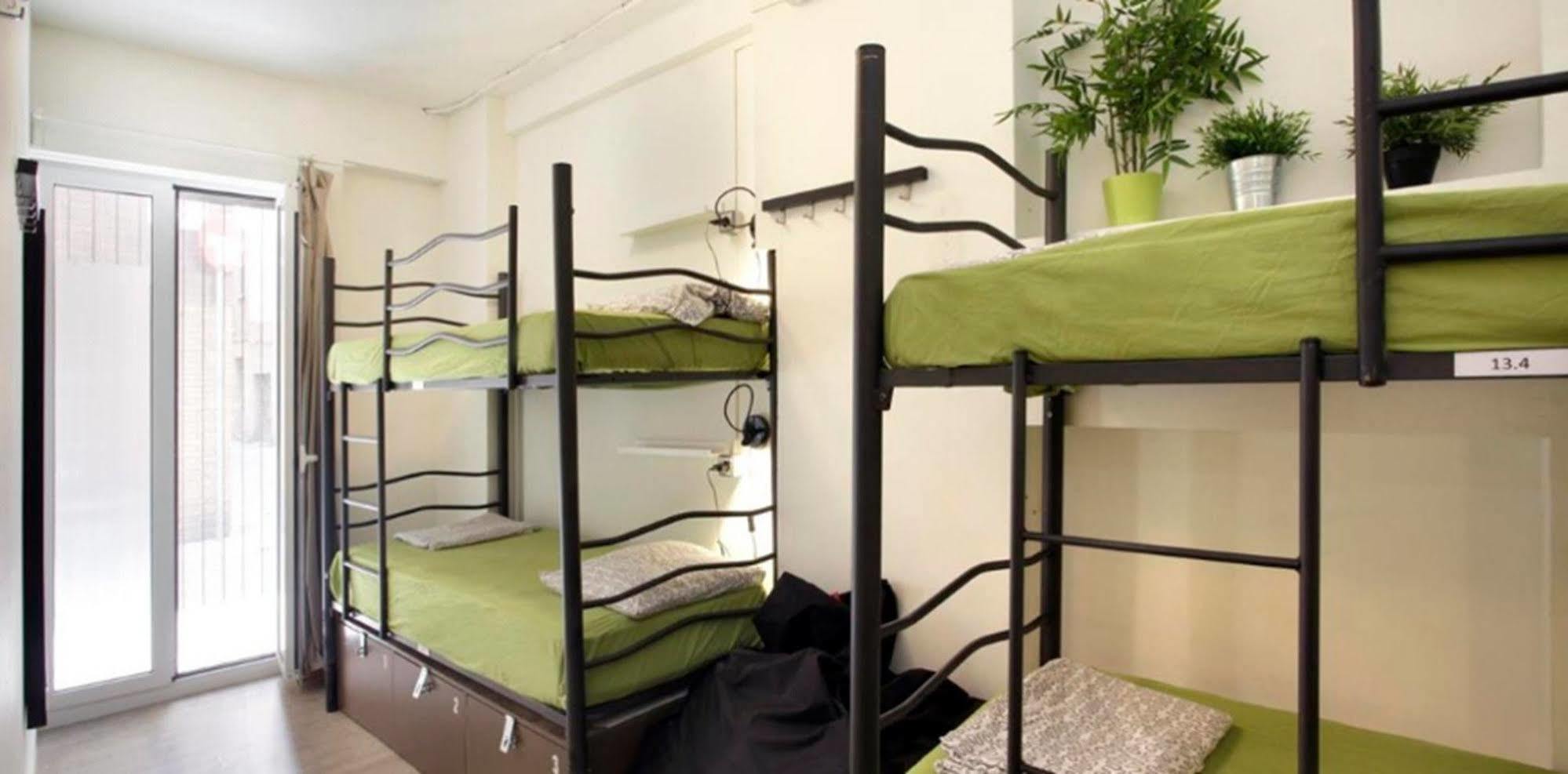 Gracia City Hostel Βαρκελώνη Εξωτερικό φωτογραφία Hostel beds